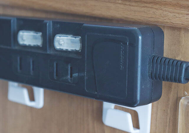 セリアさん100円で良いの？！邪魔なモノを浮かせてスッキリ♡固定フック