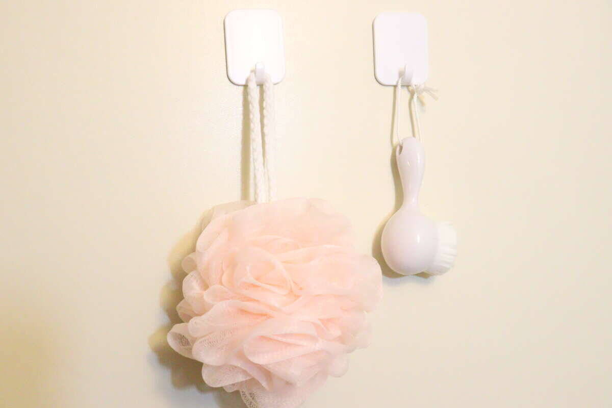 100均のフックしか勝たん！お風呂場でも安心！「ここに吊るせれば…」を叶える便利グッズ