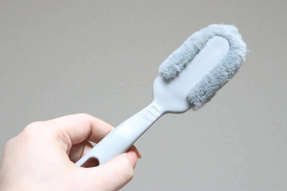 早く買うべきだった！「こんなに柔らかくて大丈夫…？」実力の高さに驚いた100均の専用ブラシ
