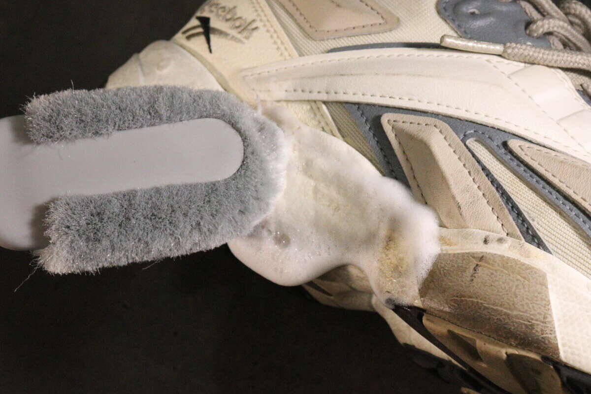 早く買うべきだった！「こんなに柔らかくて大丈夫…？」実力の高さに驚いた100均の専用ブラシ