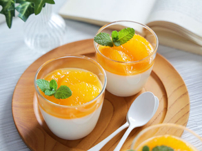 レンジで簡単！どんどん混ぜて冷やすだけ！とろける練乳ミルクプリンのオレンジソース