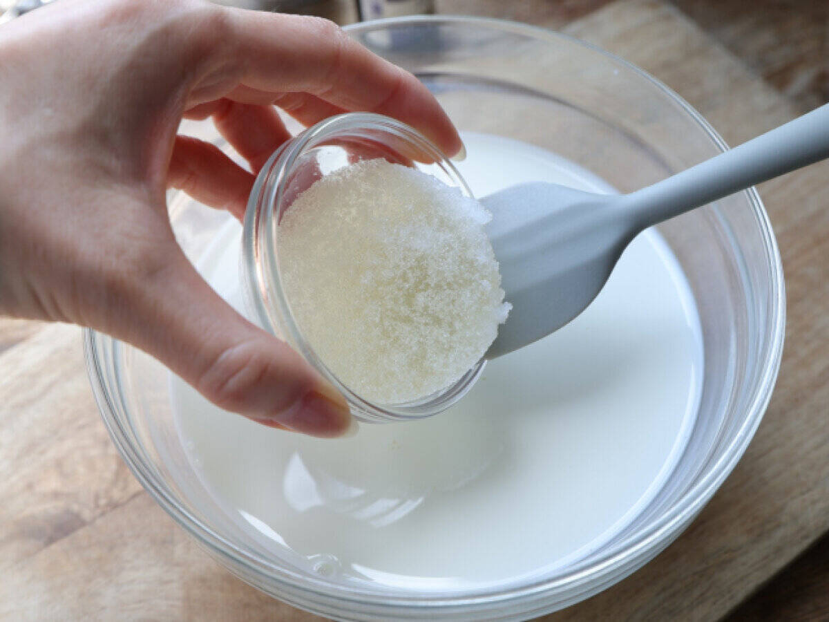レンジで簡単！どんどん混ぜて冷やすだけ！とろける練乳ミルクプリンのオレンジソース