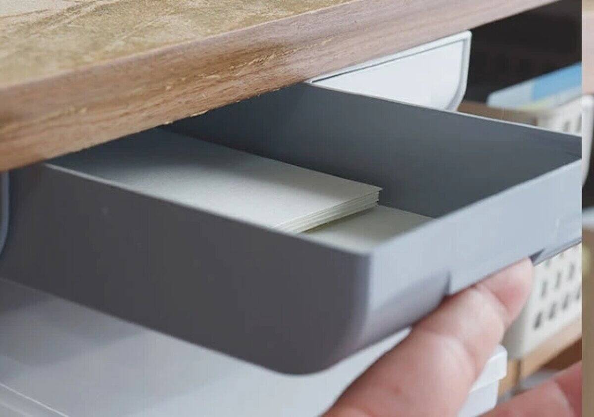 100均のバズりグッズに新作きた～！「待望の横タイプ！」デスクをスッキリ整える神収納