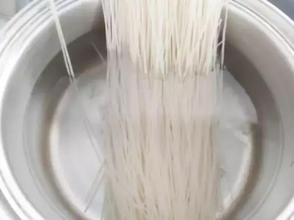 グルテンフリーがうれしい！ケンミンのライスパスタで作る懐かしの味ナポリタン♪