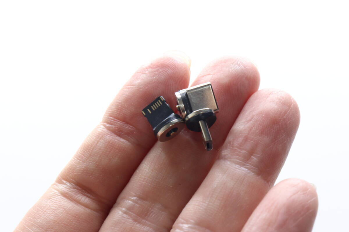 100均で700円…悩むけどこれは買い！「家電屋さんだと高いのよ…」1つで便利な電気小物
