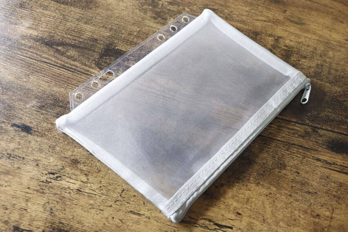 推し活グッズ売り場に良いのあった！整理整頓が苦手…って人に使ってみてほしい100均ポーチ