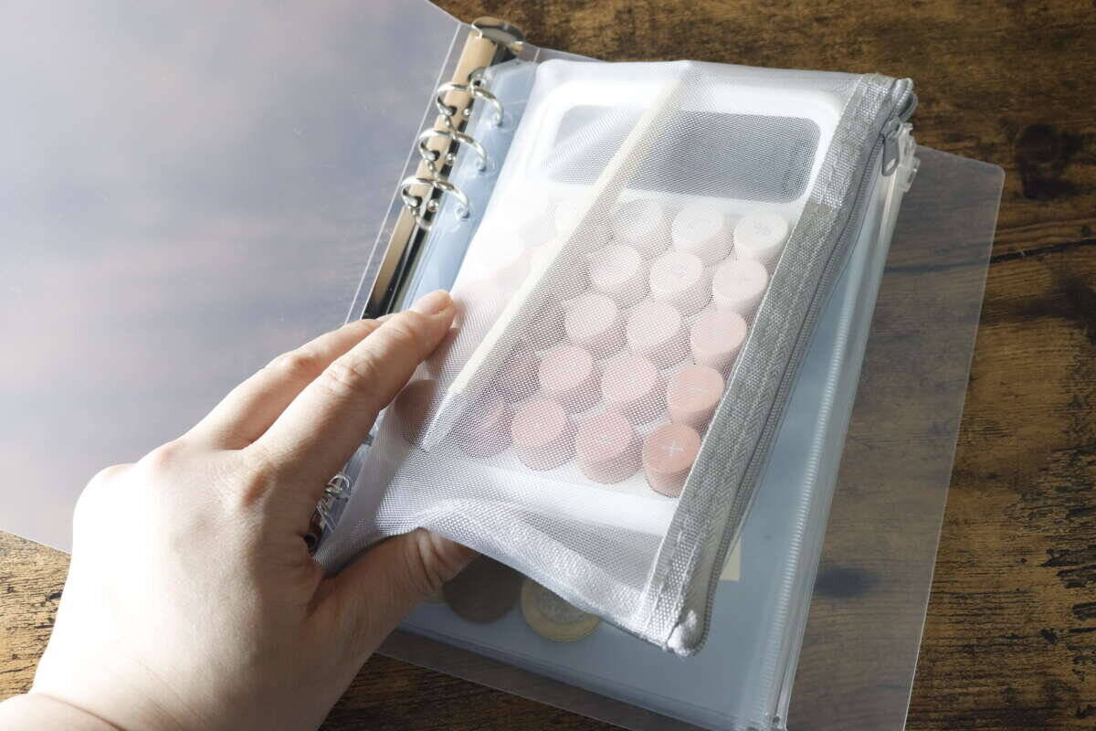 推し活グッズ売り場に良いのあった！整理整頓が苦手…って人に使ってみてほしい100均ポーチ