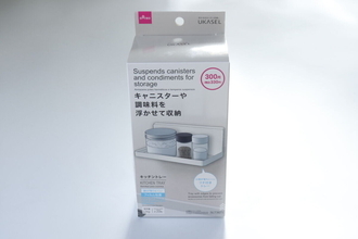 100均の300円収納が優秀すぎ！「取り外せてお手入れ楽ちん！」ピタッと貼り付く便利トレー