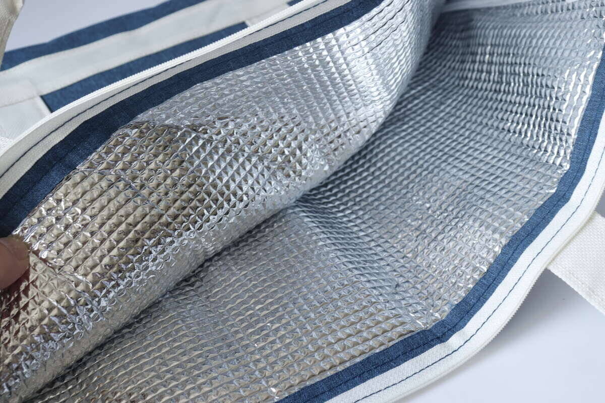 100均のバッグが想像以上に使える！「2Lボトルも余裕」お買い物に革命が起きる300円名品