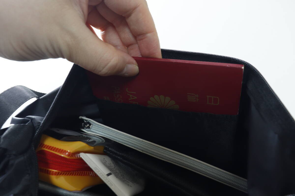 100均だからって侮れない！軽量×大容量！旅行行く前に買っといてよかった優秀黒バッグ