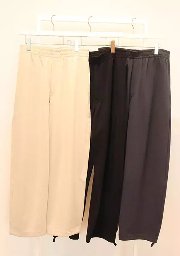 ユニクロの新作…ひょっとして名品では？スウェットなのにダル着にみえない！優秀パンツ