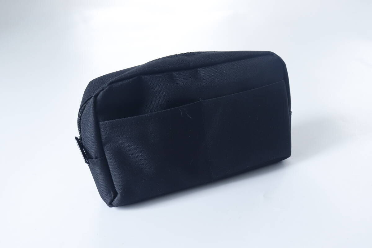 100均でいいの買っちゃった！「結局こういうのが最強に使える！」究極にシンプルな黒ポーチ
