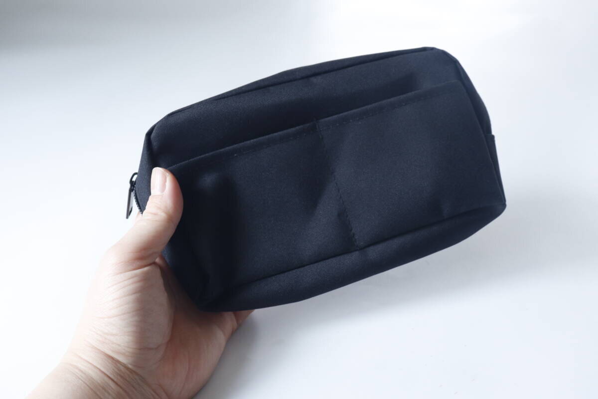 100均でいいの買っちゃった！「結局こういうのが最強に使える！」究極にシンプルな黒ポーチ