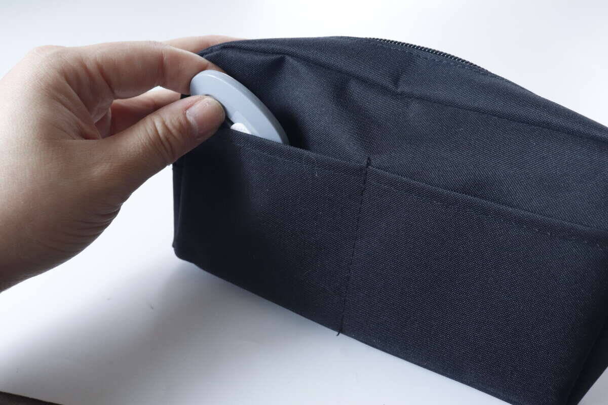 100均でいいの買っちゃった！「結局こういうのが最強に使える！」究極にシンプルな黒ポーチ