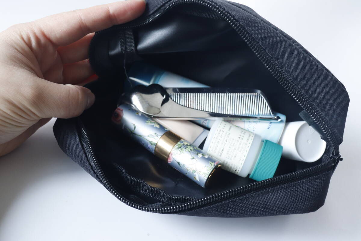 100均でいいの買っちゃった！「結局こういうのが最強に使える！」究極にシンプルな黒ポーチ