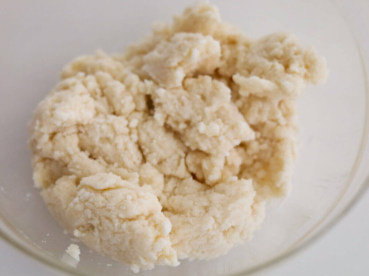 卵もバターも小麦粉もいりません！混ぜて焼くだけの簡単スイーツ♡レモンの米粉スコーンのレシピ