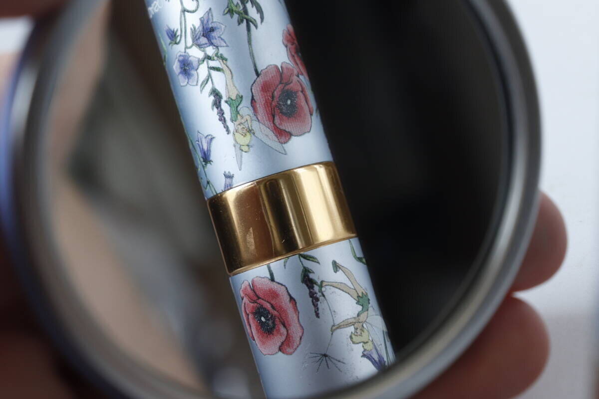 100均で理想形見つけた！「小さいのに映りもキレイ！」缶バッジみたいな身だしなみグッズ