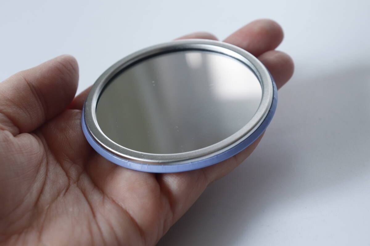 100均で理想形見つけた！「小さいのに映りもキレイ！」缶バッジみたいな身だしなみグッズ