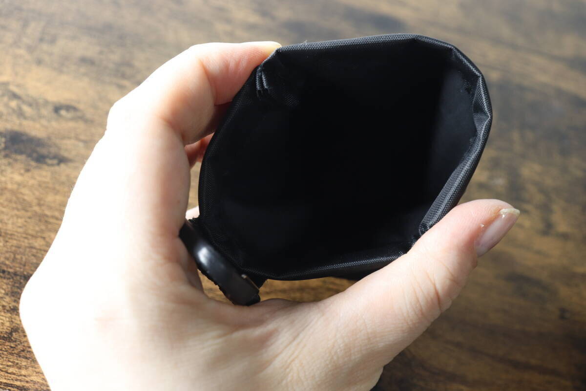 キャンドゥで見つけて飛びついた「中に入れるのは抵抗が…」お出かけの悩みを解消できるポーチ