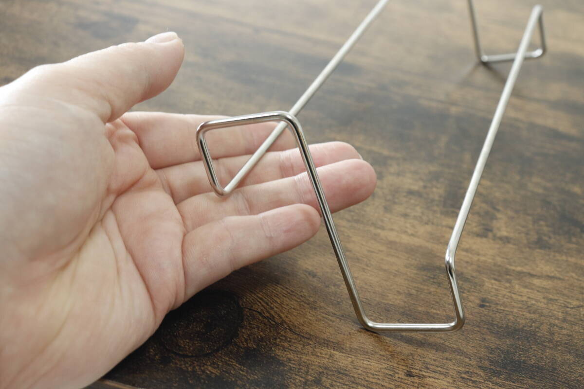 100均の長いフックが収納に使える！扉をうまく使ってスッキリ！見た目もバッチリな便利グッズ