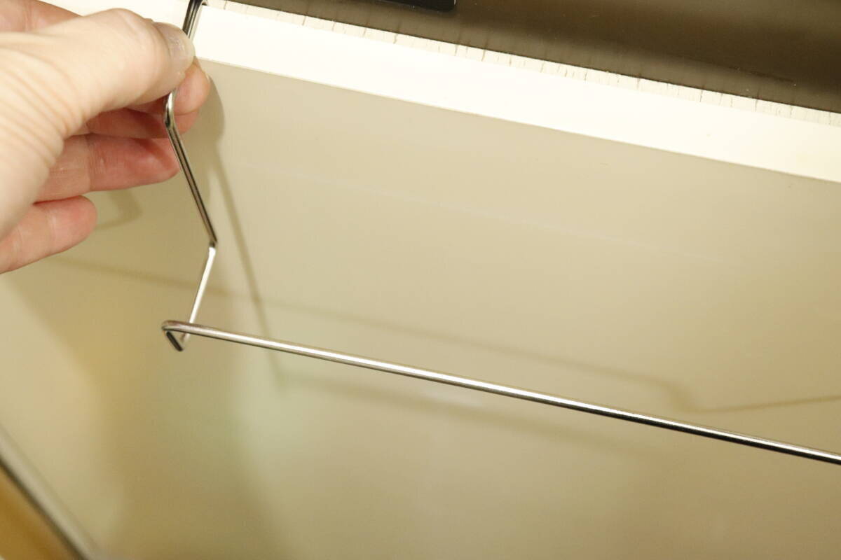 100均の長いフックが収納に使える！扉をうまく使ってスッキリ！見た目もバッチリな便利グッズ