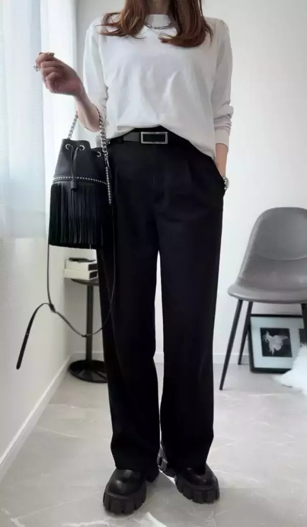 シンプルなのに地味見えしない！ユニクロ「タックワイドパンツ」の着こなしのコツ♡
