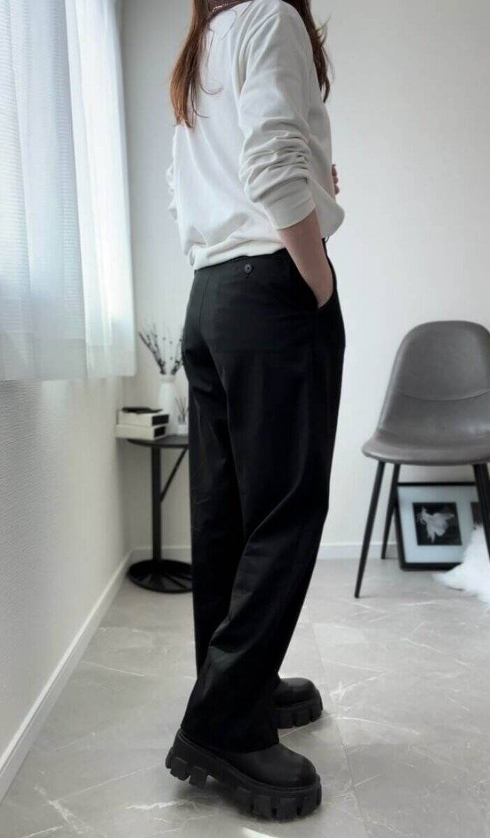 シンプルなのに地味見えしない！ユニクロ「タックワイドパンツ」の着こなしのコツ♡