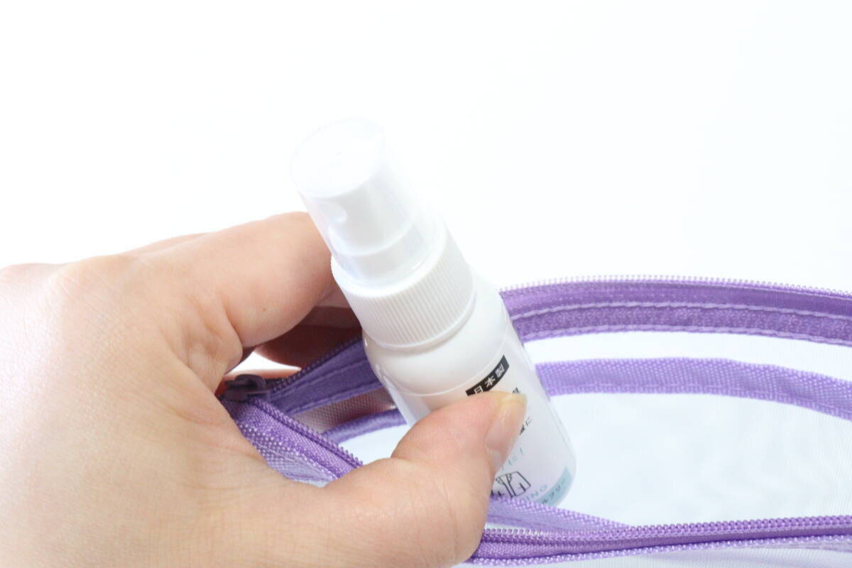 100均で見つけて3度見！「小さいのにめっちゃ頼りになるじゃん」ポーチに常備してるスプレー