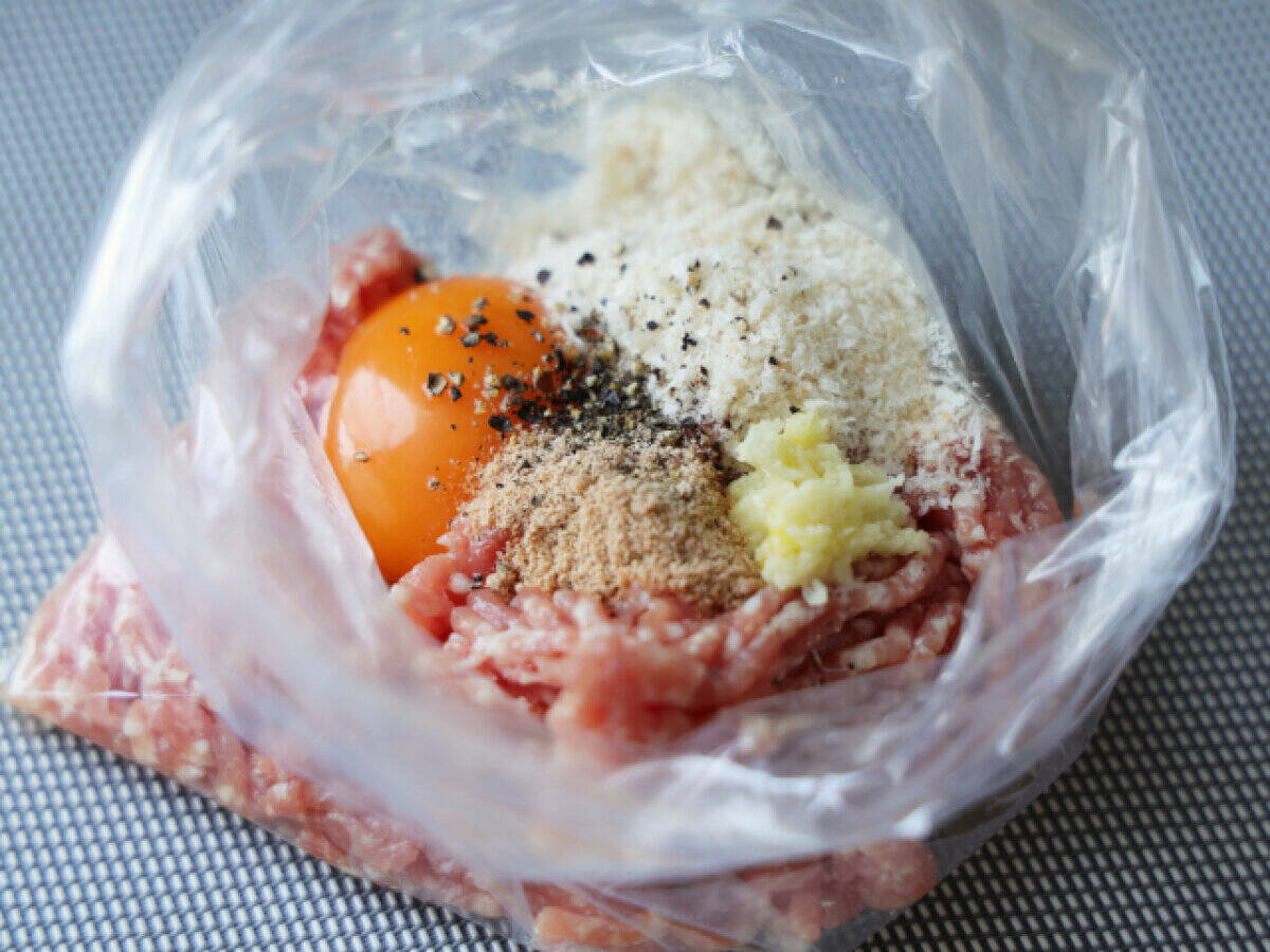 包丁もまな板も、火もいりません！やみつき食感の「ズッキーニとひき肉の重ねチーズ焼き」