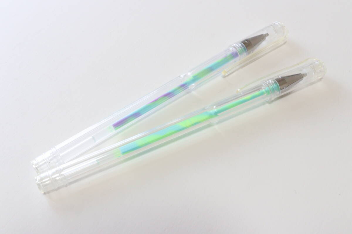 100均で見つけたペンが凄い！「なんだこれは…！」「二度と同じ色は出ないってロマンある」