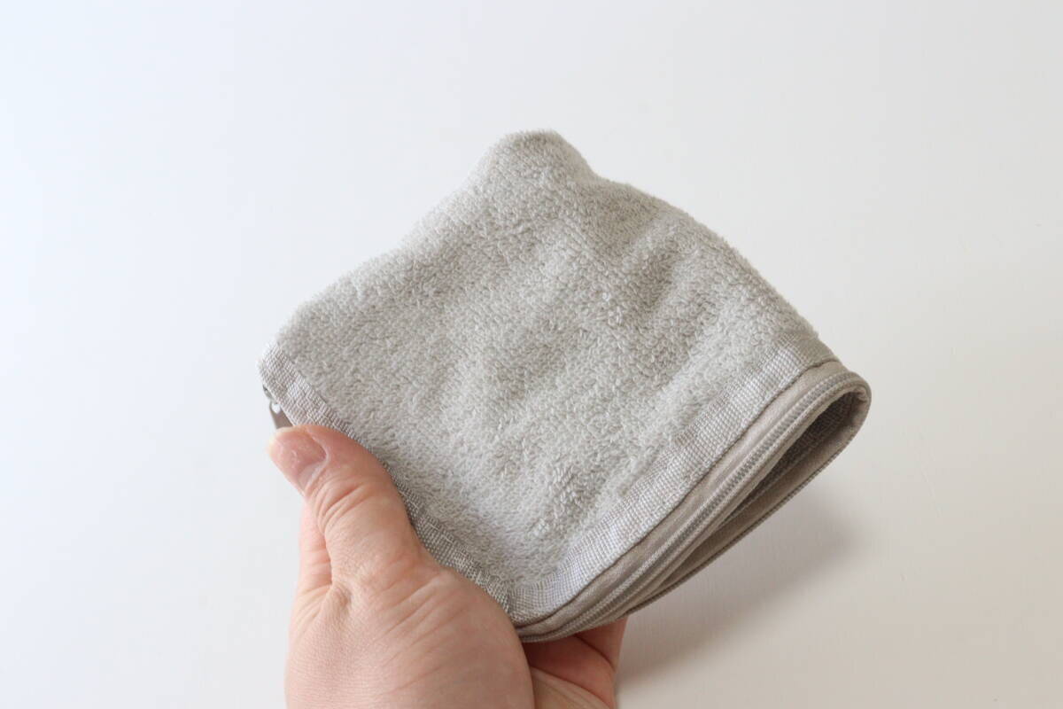 100均ですごいの見つけた！「ハンカチのように見せかけて実は…？」隠し上手な便利グッズ