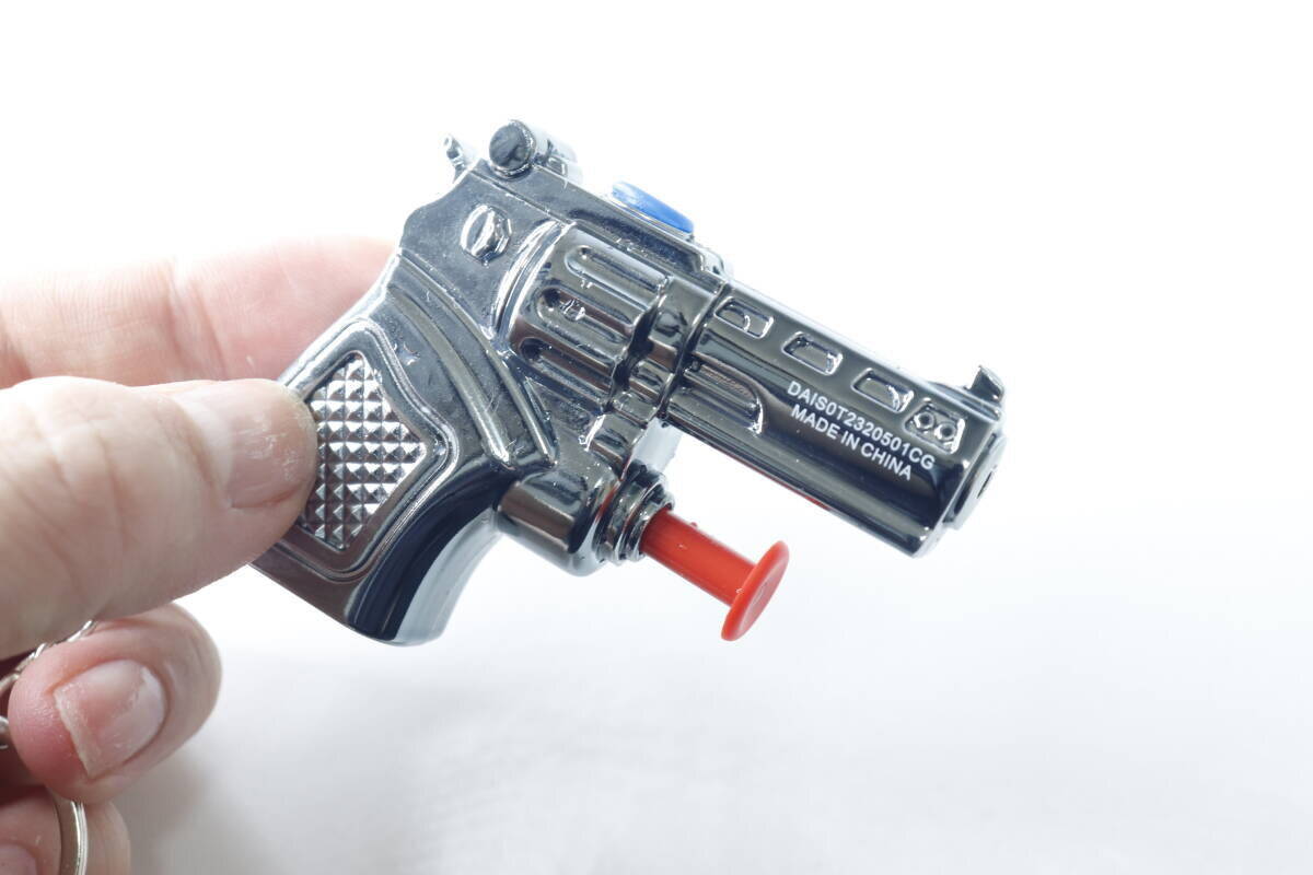 「まさか本物」「これ使われたらたまらん…」「小さいのに威力すごっ」100均キーホルダー