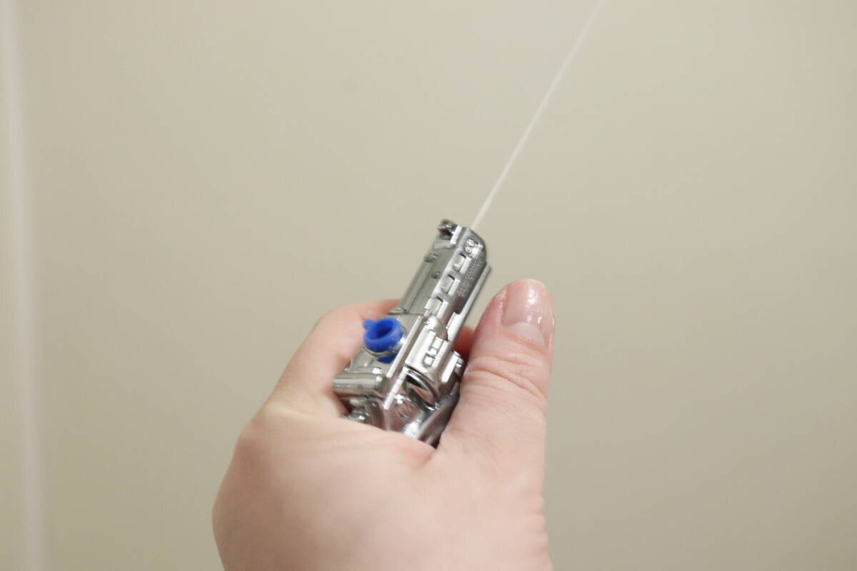 「まさか本物」「これ使われたらたまらん…」「小さいのに威力すごっ」100均キーホルダー