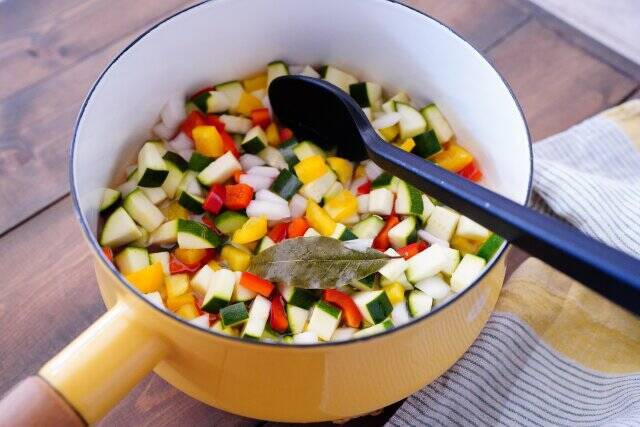 野菜がたっぷりとれる！タサン志麻さんの柔らかジューシー「豚肉ソテー」再現レシピ