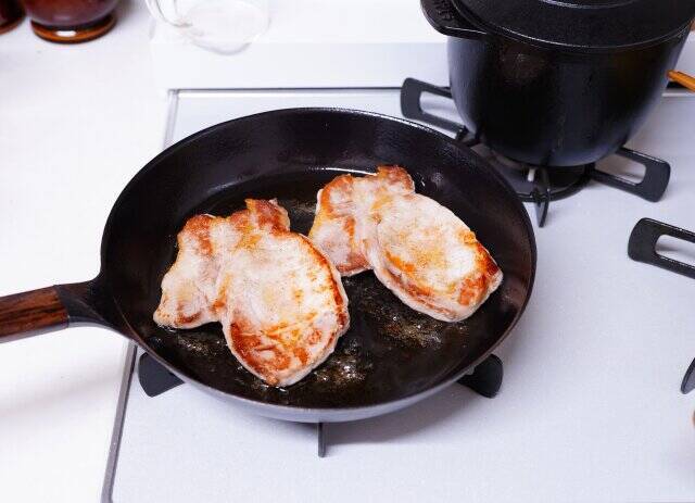 野菜がたっぷりとれる！タサン志麻さんの柔らかジューシー「豚肉ソテー」再現レシピ