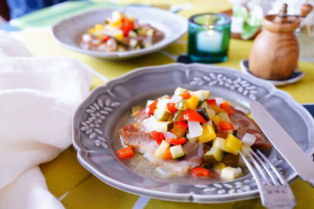 野菜がたっぷりとれる！タサン志麻さんの柔らかジューシー「豚肉ソテー」再現レシピ