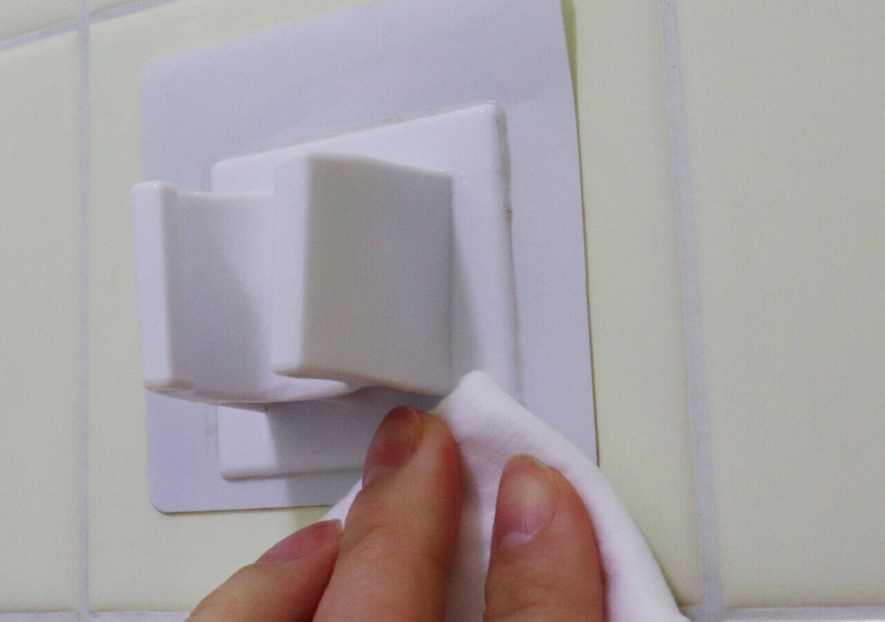 ダイソーさんこういうの待ってた♡スプレーしにくい場所に！拭くだけで対策できる便利グッズ