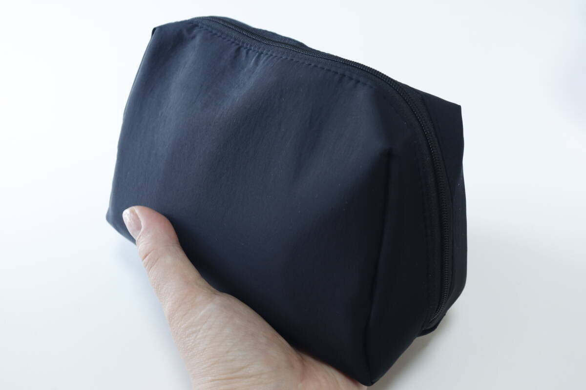 100均で大当たりなポーチを発見！「見た目以上に収納力が高い！」「ガバッと開くのが良い！」