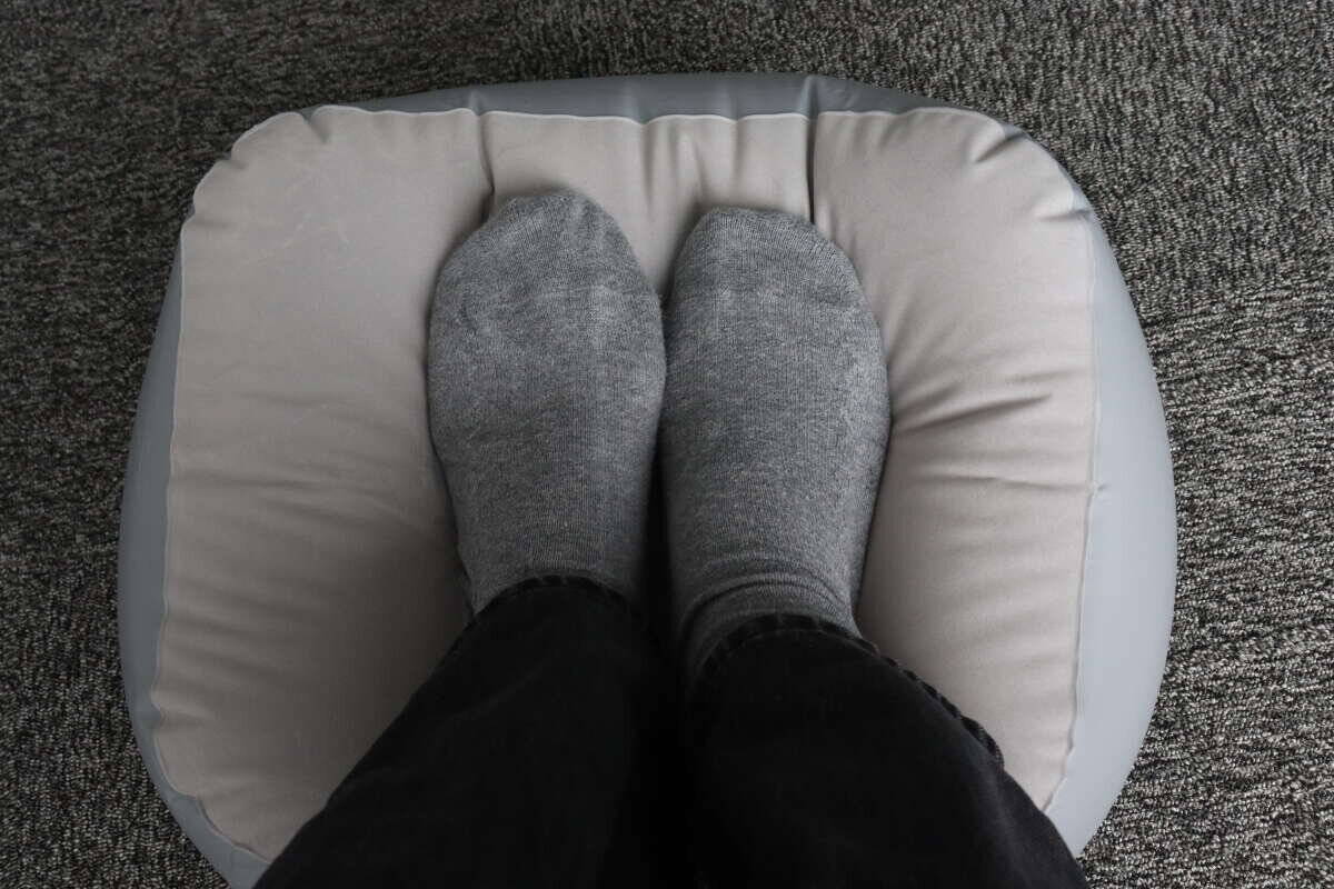 100均で見つけたまさかの携帯用！「長時間移動が楽になる」「旅行の前に買って正解」