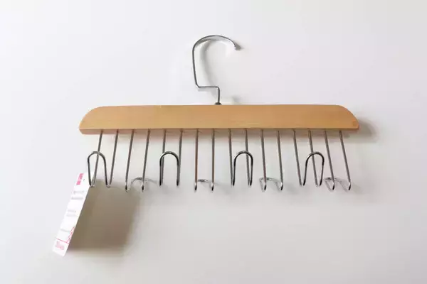 100均のハンガーが想像以上に使える！じゃない使い方も便利な吊るす収納グッズ