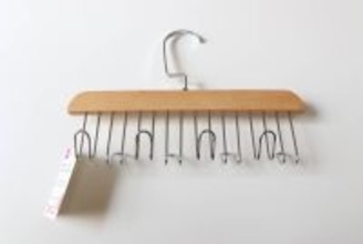 100均のハンガーが想像以上に使える！じゃない使い方も便利な吊るす収納グッズ