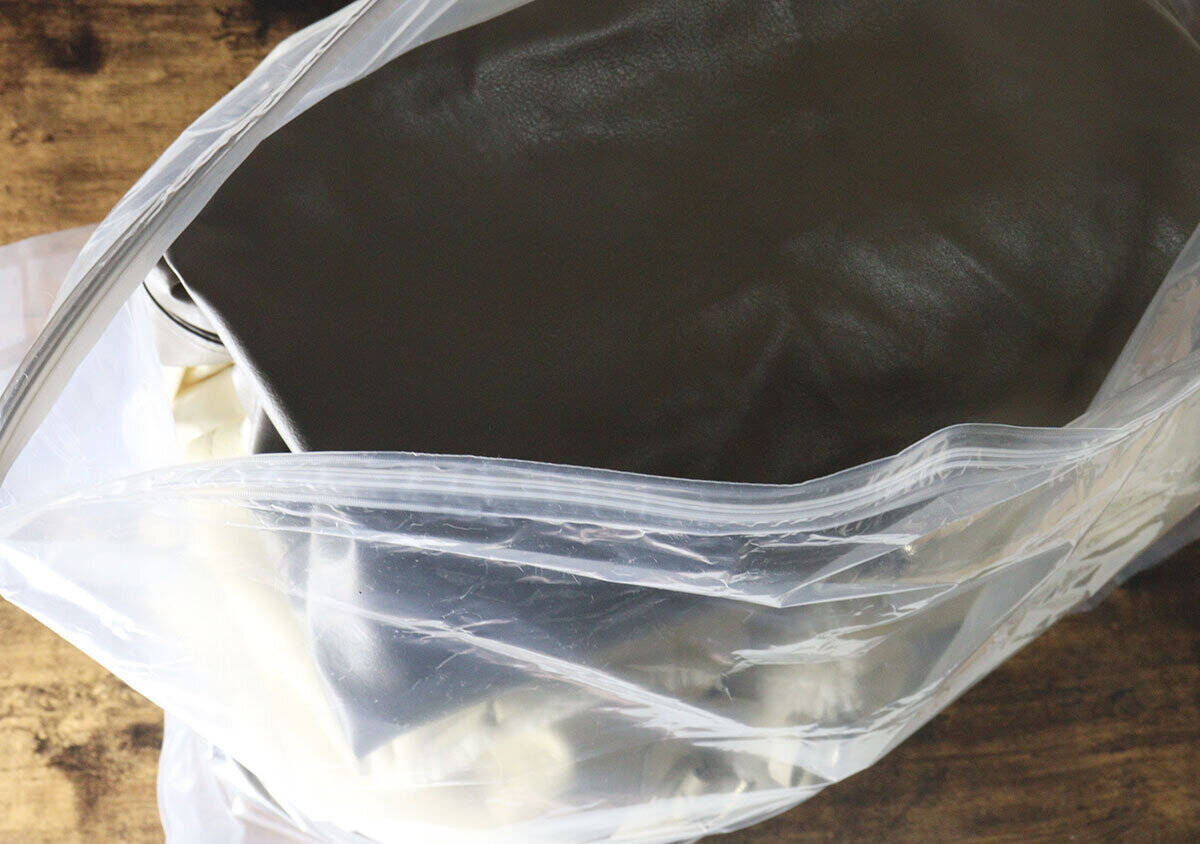 欲しかったのはコレ！厚手のアウターが掃除機いらずでぺったんこ！100均の大容量の優秀圧縮袋