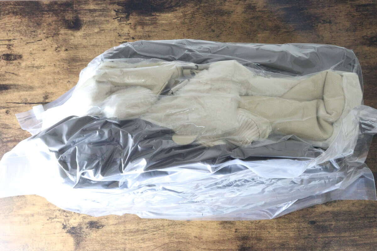 欲しかったのはコレ！厚手のアウターが掃除機いらずでぺったんこ！100均の大容量の優秀圧縮袋