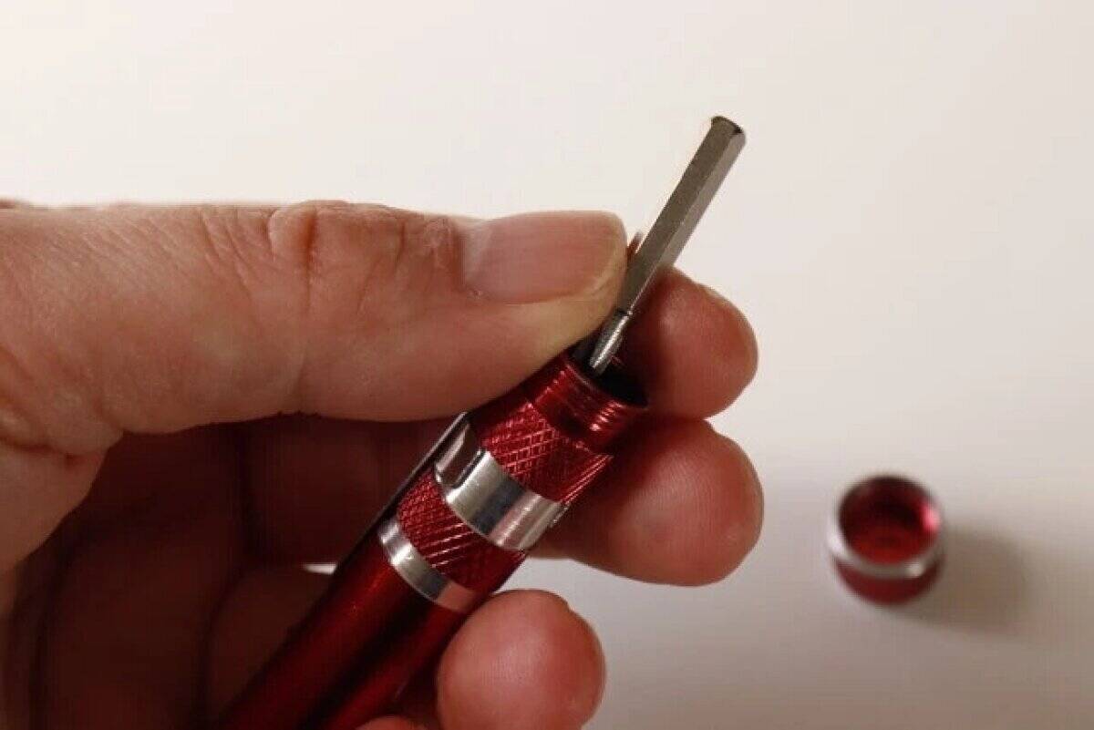 先に100均見といて正解！「これ1つあれば最強じゃん！」工具箱要らずのコンパクト工具