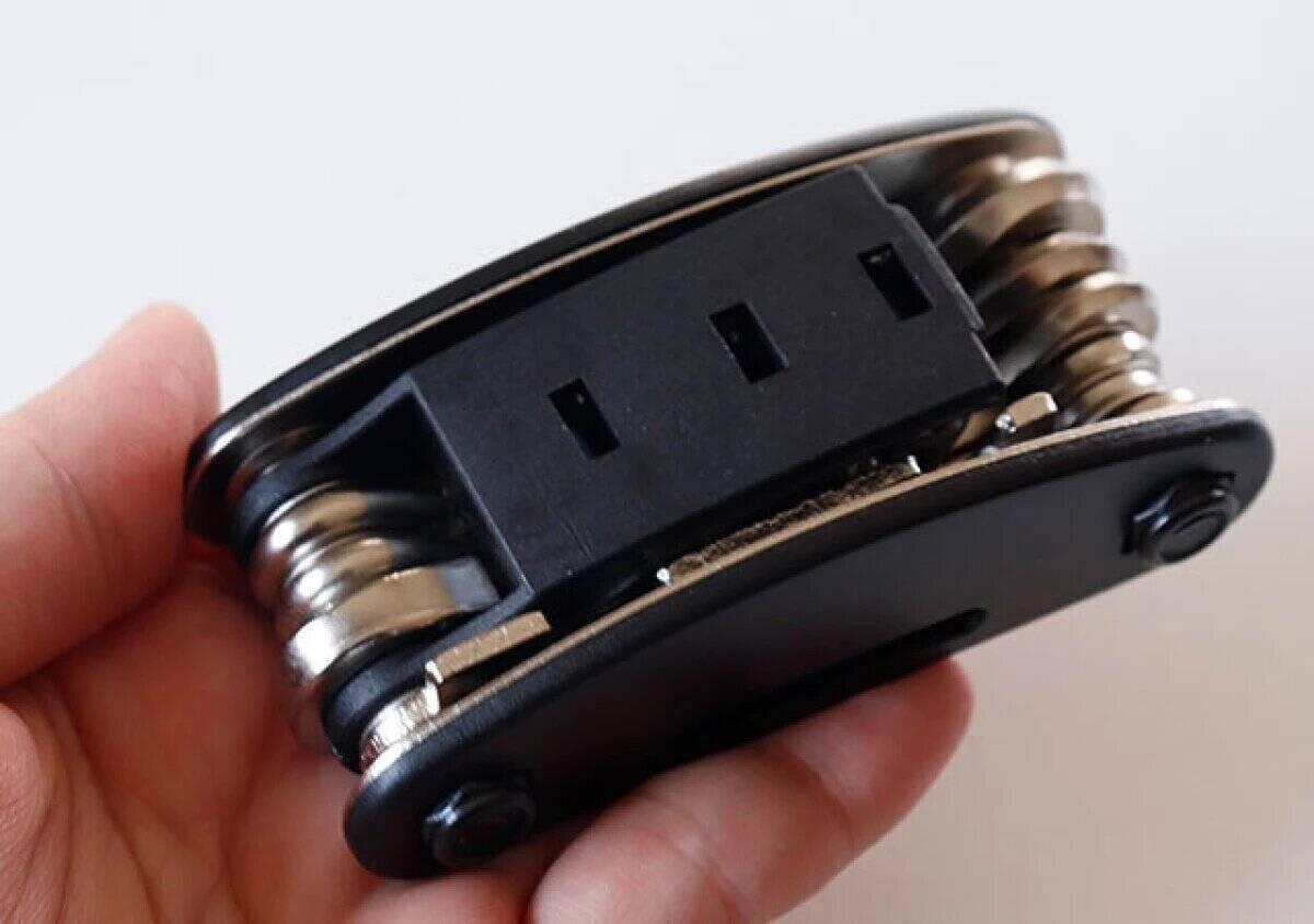 先に100均見といて正解！「これ1つあれば最強じゃん！」工具箱要らずのコンパクト工具