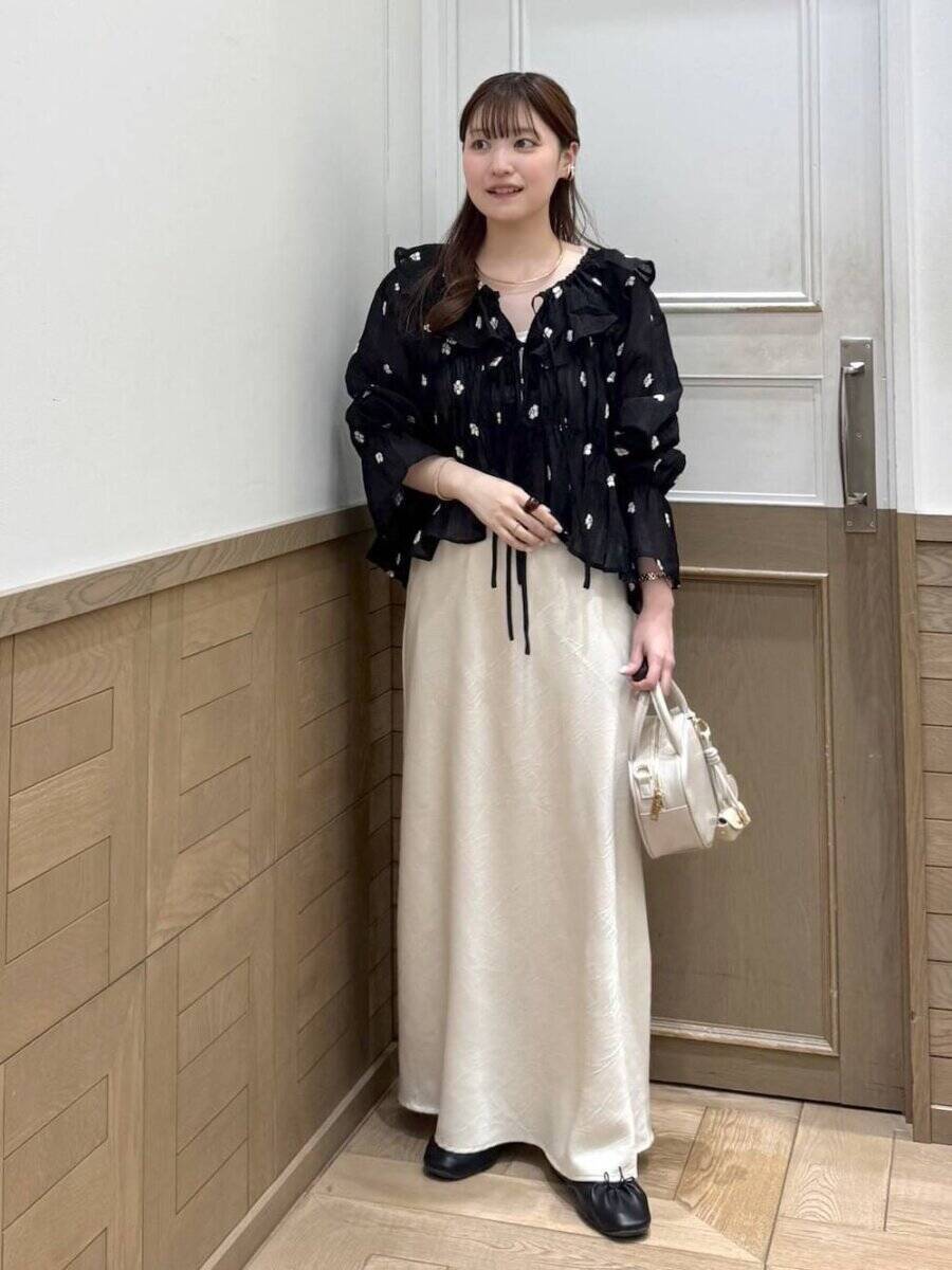 結局「黒ブラウス」が断トツで使える♡上品に着やせが叶う！最旬こなれスタイル5選