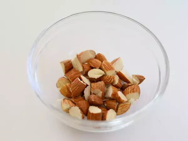 ホットケーキミックスで誰でも簡単！卵もバターもいりません！アーモンドとチョコの豆腐スコーン