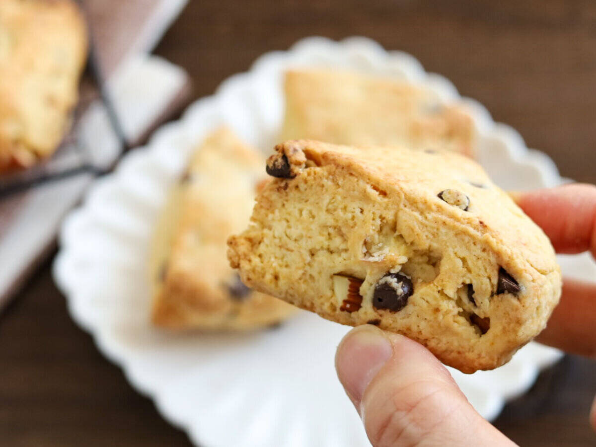 ホットケーキミックスで誰でも簡単！卵もバターもいりません！アーモンドとチョコの豆腐スコーン