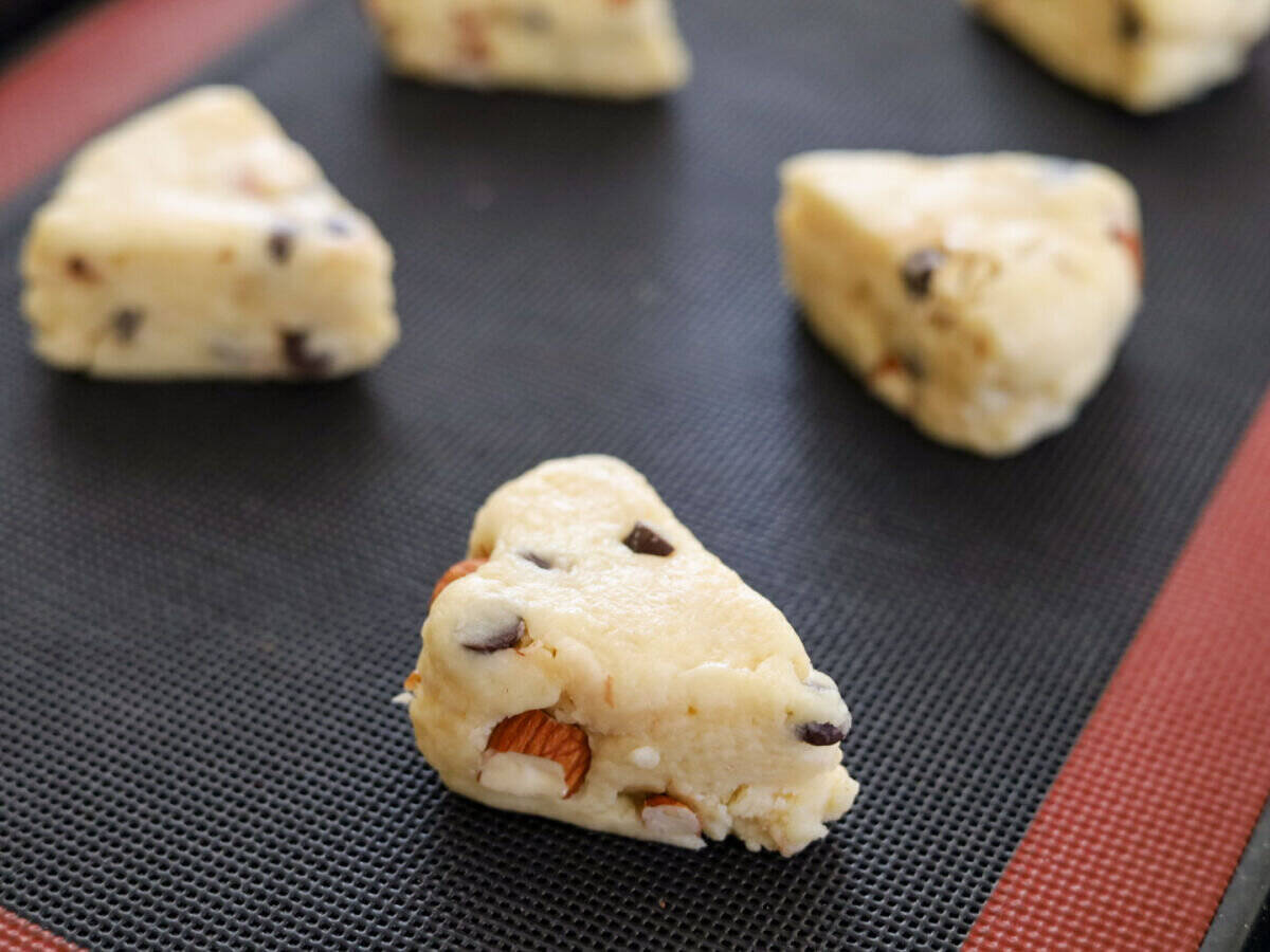 ホットケーキミックスで誰でも簡単！卵もバターもいりません！アーモンドとチョコの豆腐スコーン