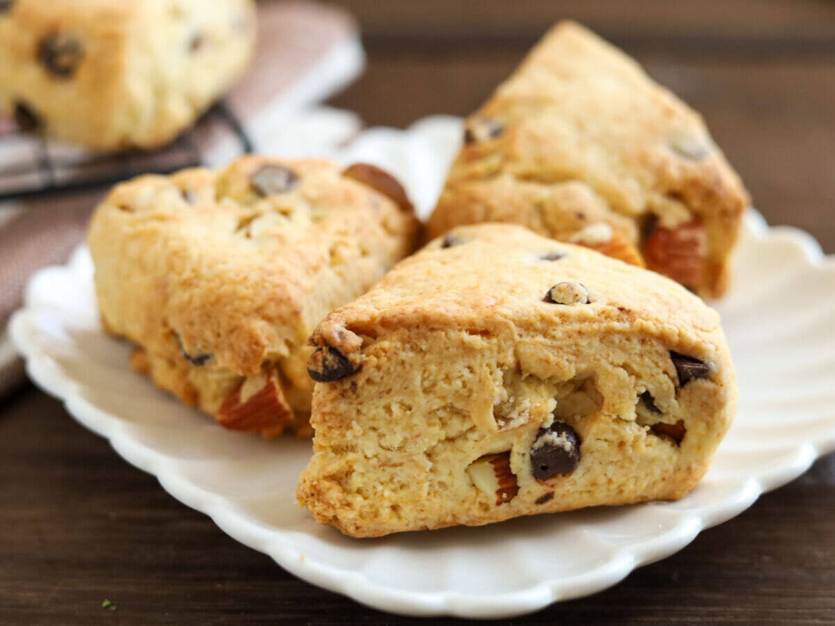 ホットケーキミックスで誰でも簡単！卵もバターもいりません！アーモンドとチョコの豆腐スコーン